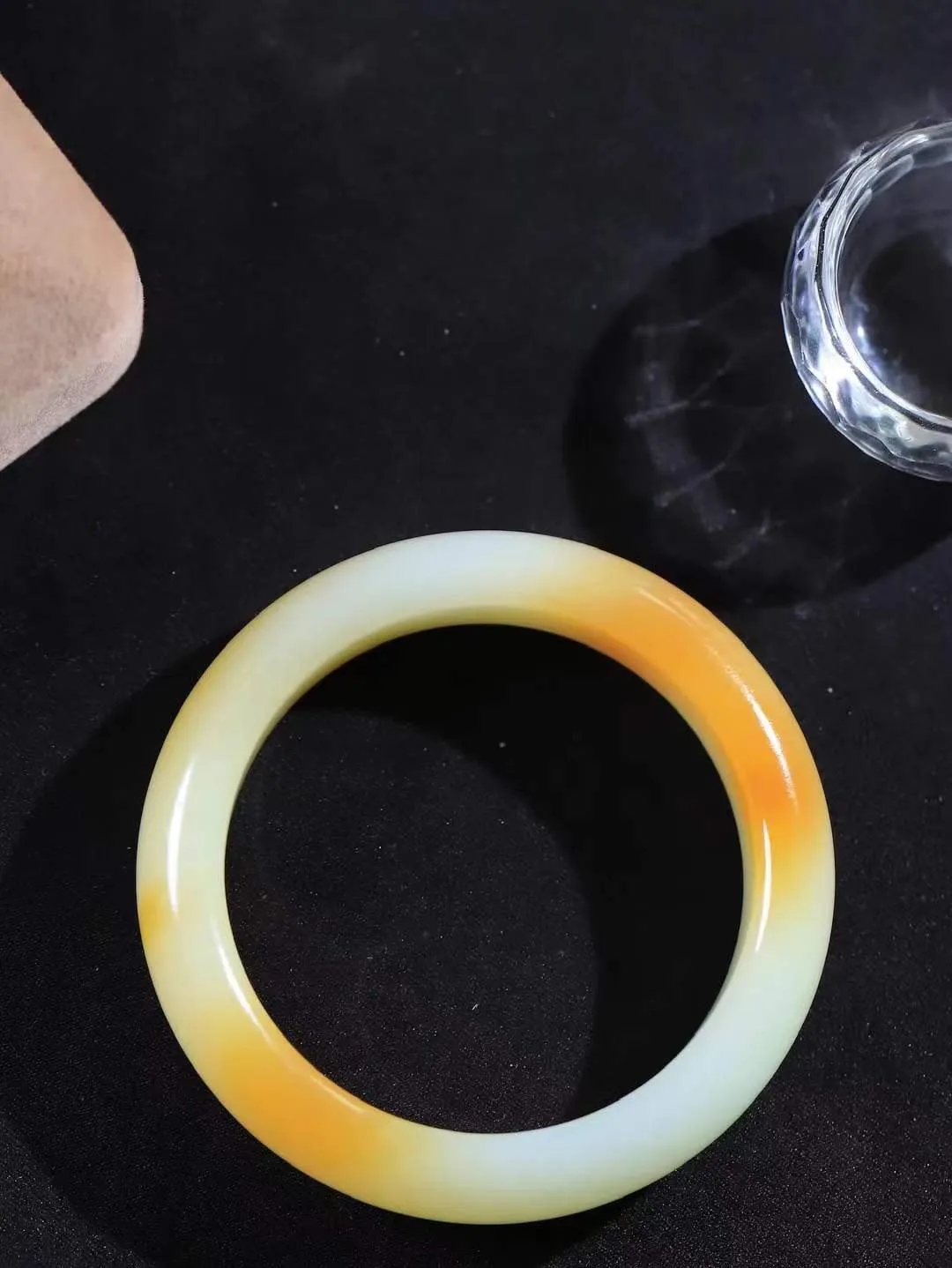 【暖玉生香·手镯】

收藏级和田玉糖白玉手镯，质地油润细腻，色泽高贵典雅，镯型古朴典雅。在诗情画意的雨巷相遇，你是我腕间的一抹风情，有你眸有深情，清风荡漾湖间静水，我愿俯身低眉，在烟波涟漪处，寻你深情倩影。内径54.5mm尺寸15-9mm重65克  69120658A