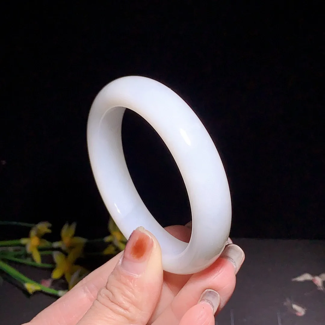 和田玉53.5圈口羊脂白手镯！玉质细腻油润 底色纯净 无裂无杂 脂粉好，品质好！