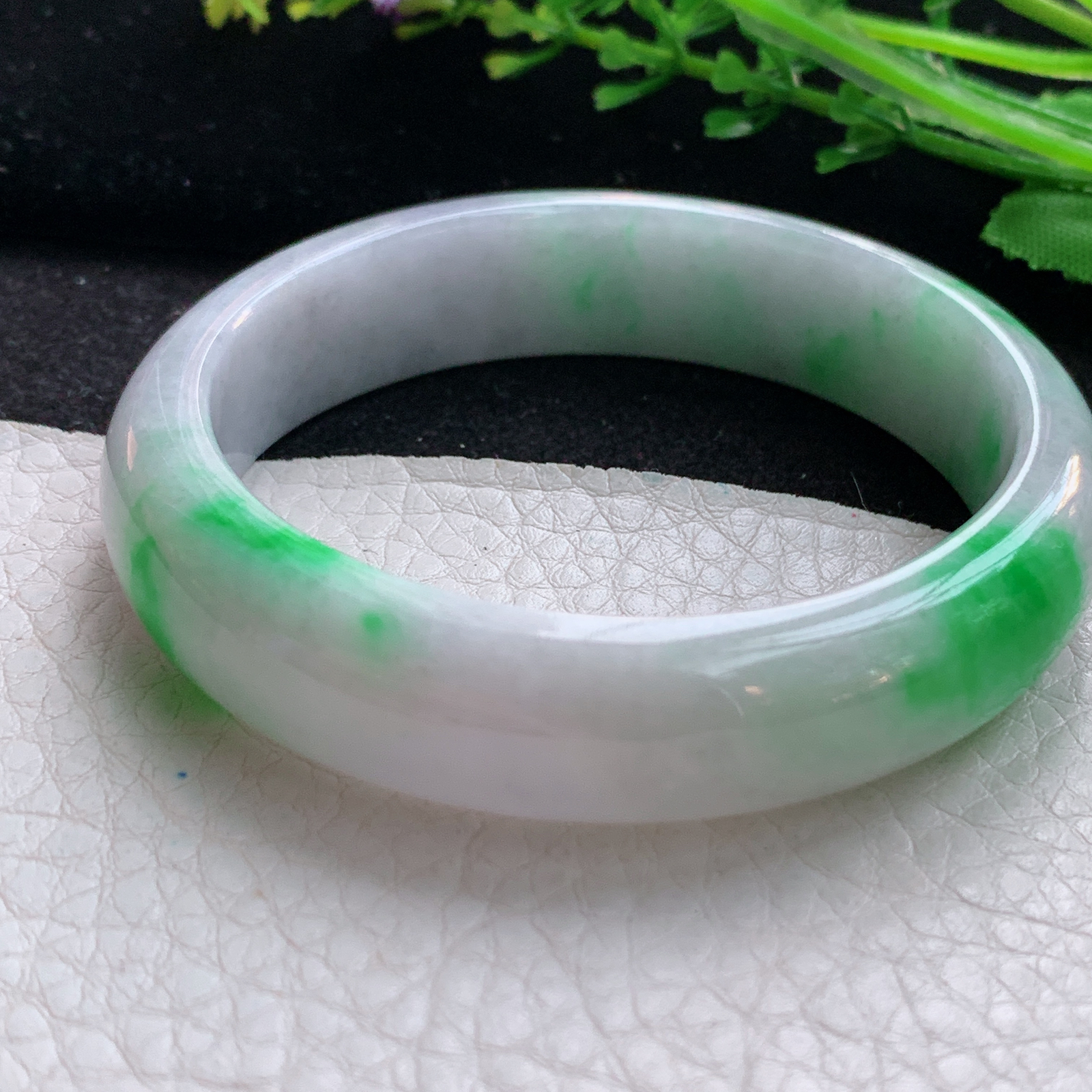 js自然光55*51*13.5*7.2贵妃镯 翡翠a货玉手镯飘阳绿蛋形宽边玉手环