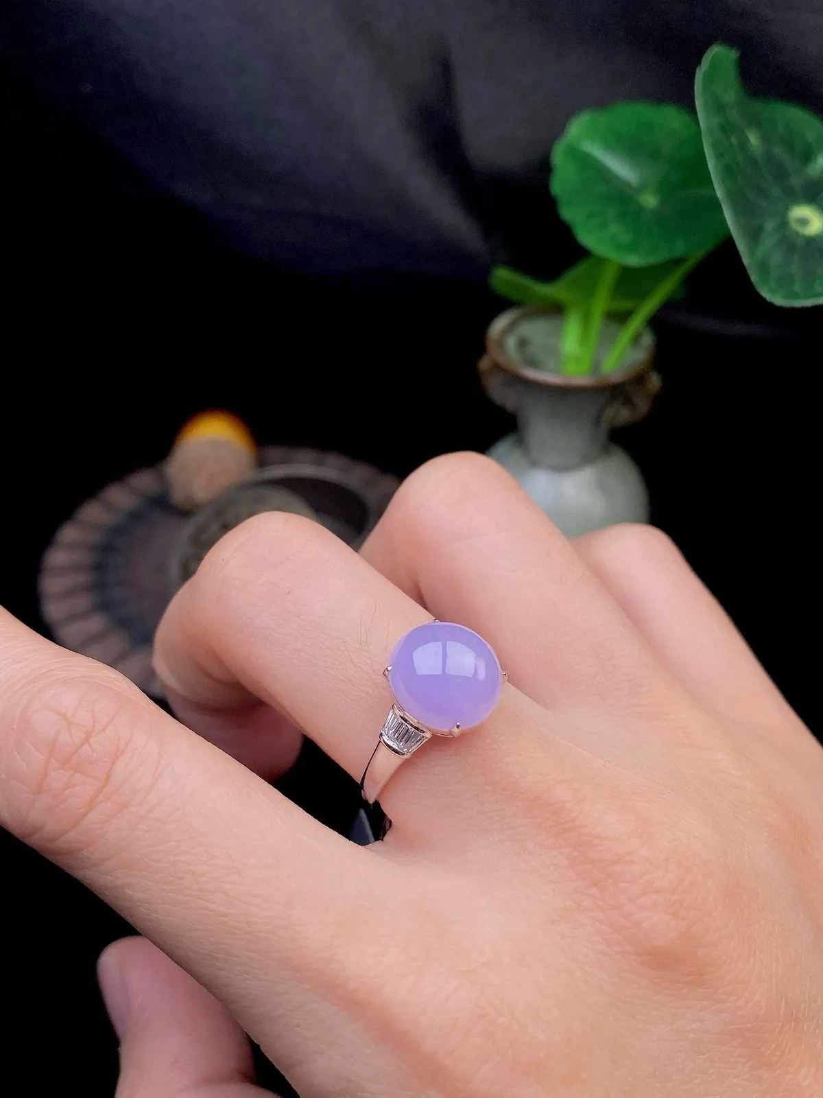 【冰种紫蛋面戒指】饱满度很好，无纹无裂，晶莹剔透，18k金钻镶嵌，裸石尺寸10.6*10*5毫米