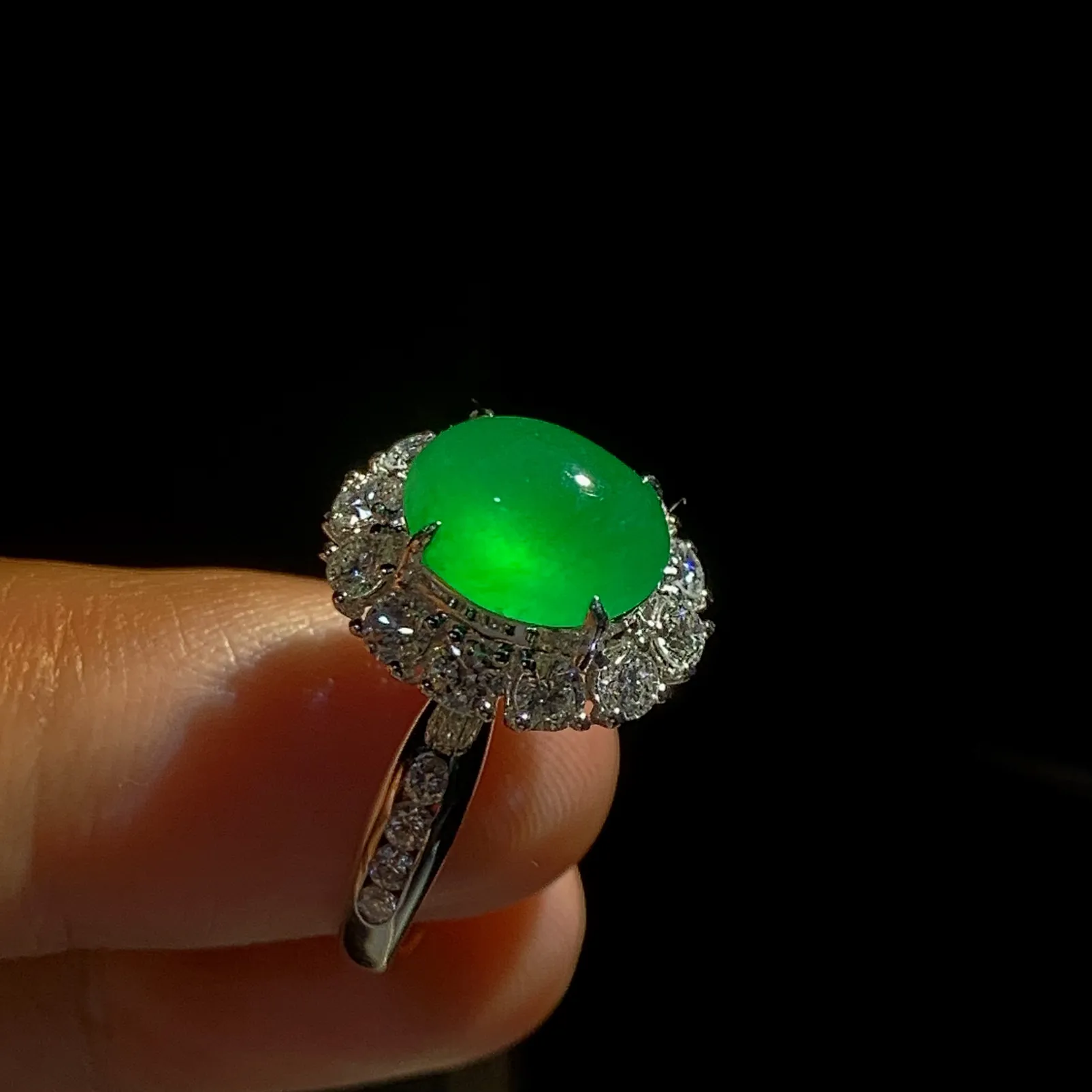 高品质绿戒指，裸石11-9.5-6mm，
台面整体16.2-14.5-13mm，
18K金，南非钻，14#，6.9g