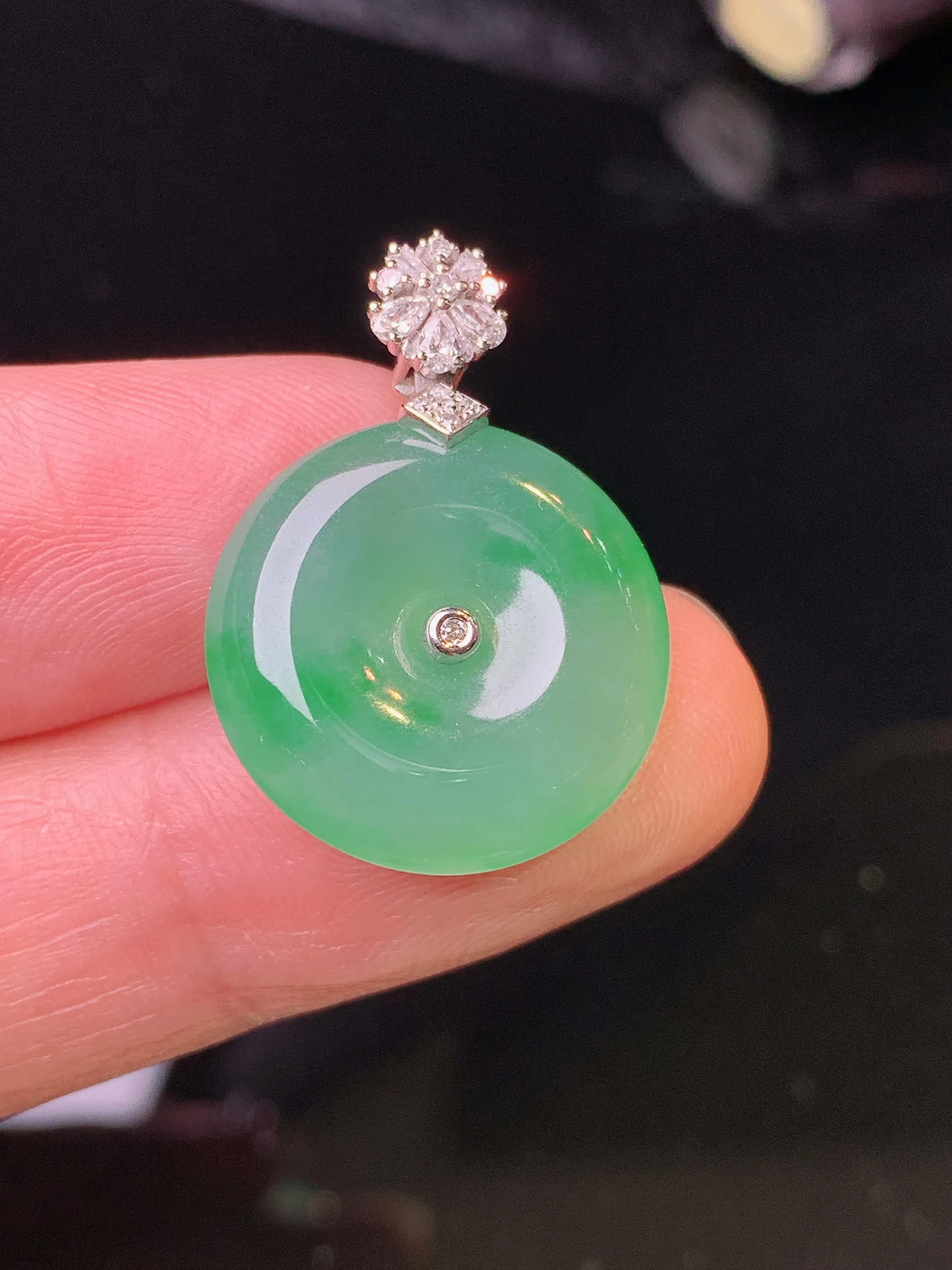 18k金钻镶嵌翠绿平安扣吊坠 玉质细腻 水润亮眼 色泽艳丽 整体尺寸25.2*17.8*5