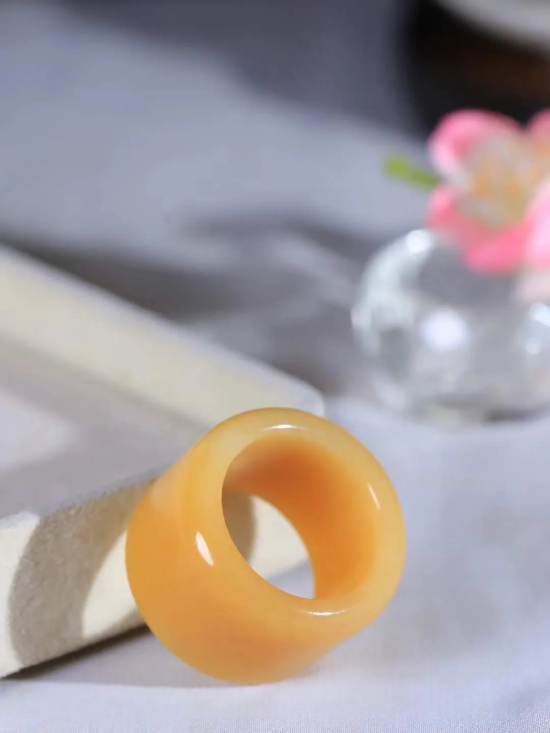 【古韵·扳指】

精品和田玉糖玉扳指，玉质温润，油润感十足， 整器古韵生辉。优雅高贵。运筹帷幄于掌中，决胜于千里之外。重26.2克 内径圈口22.5mm 尺寸21.3-5mm   FDA-36120742