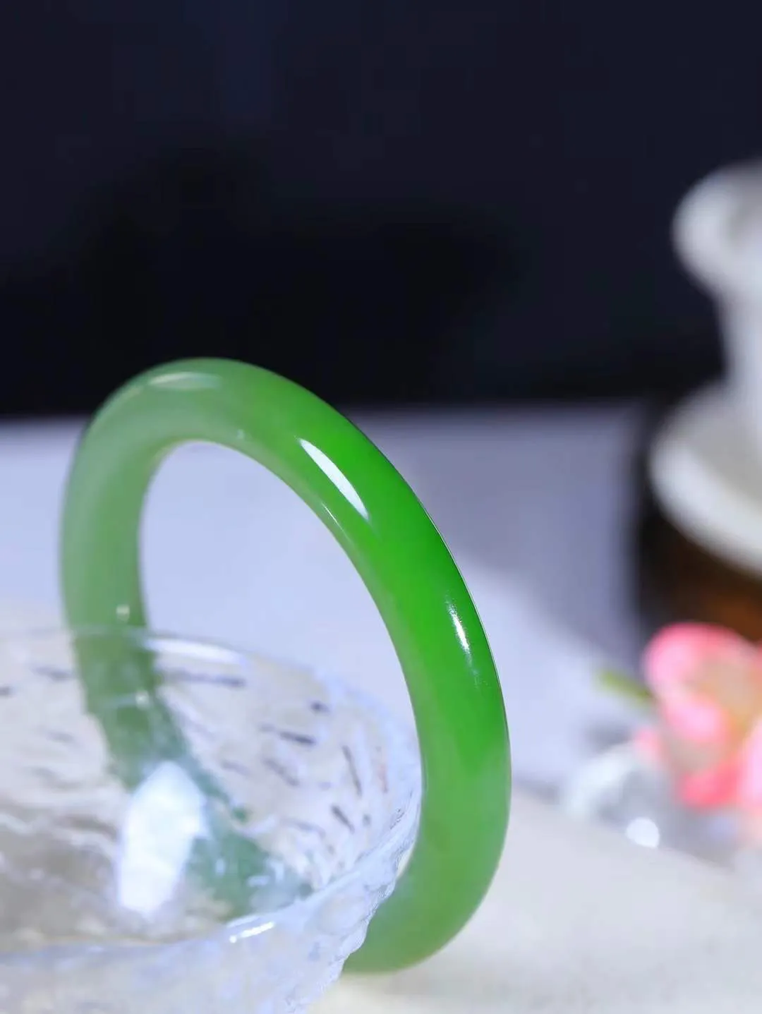 【碧波流转·手镯】

精品和田玉碧玉圆条手镯，玉质细腻温润，手感舒适，️线条流畅，简约大气，美自天成，佩戴于腕间，婉约之美，举手投足间透出那份低调奢华，醉人心扉。
重55.6克 内径圈口58.5mm 尺寸10-10.2mm  FDT-65120733