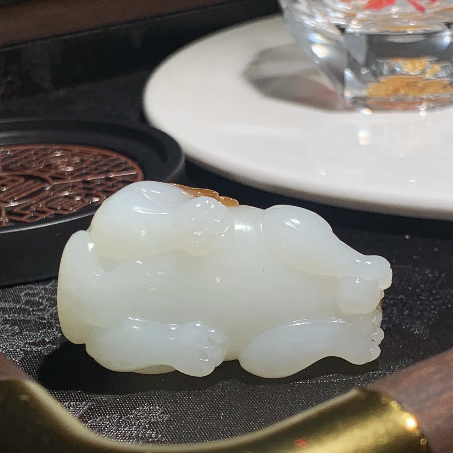 新疆且末糖招财进宝貔貅挂件。尺寸50/29/22重51克。玉质细腻油润。手推出油。佩戴高端典雅。lt251206