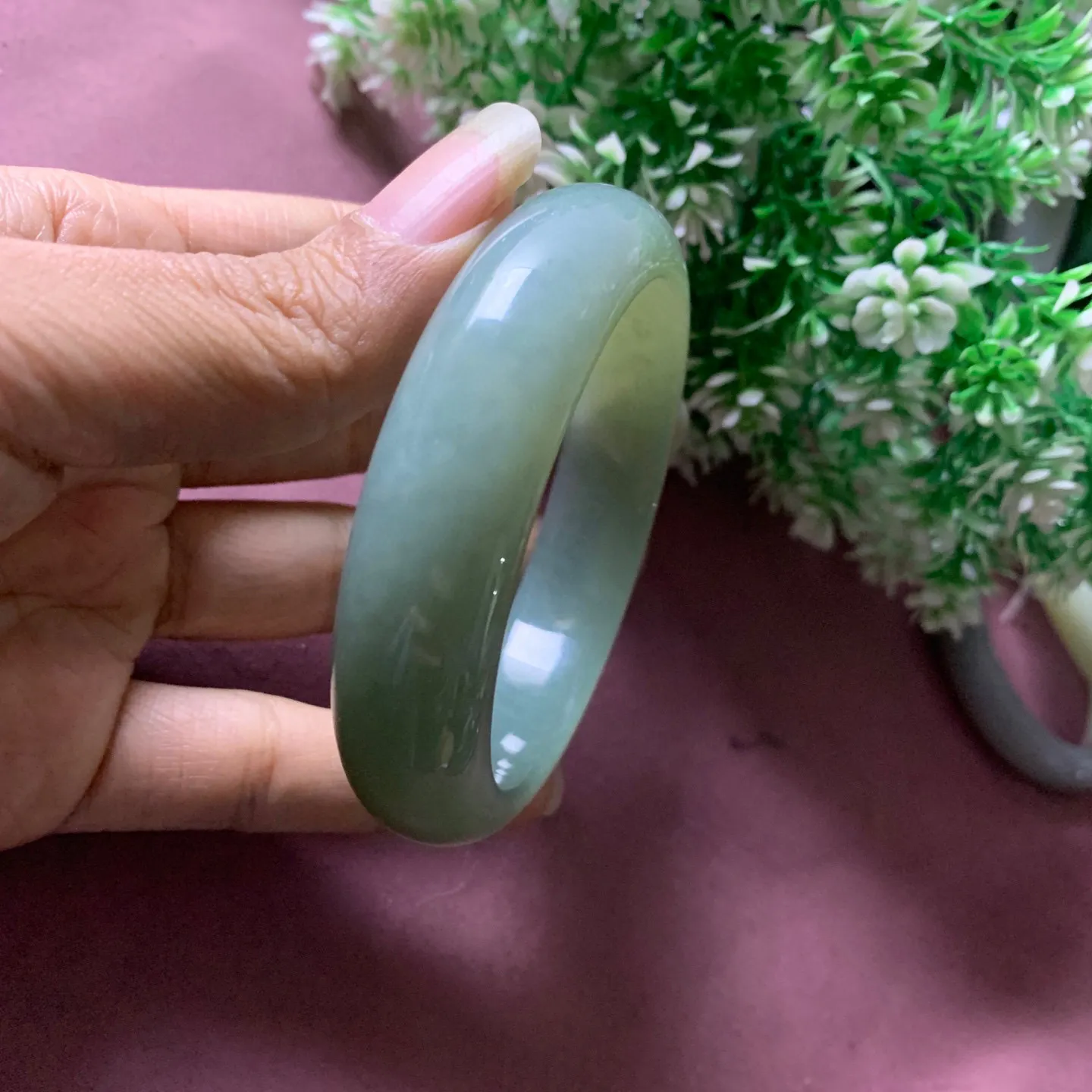 60圈口和田玉且末蓝手镯【挽间柔情】，镯型古朴典雅。在诗情画意的雨巷相遇，你是我腕间的一抹风情，有你