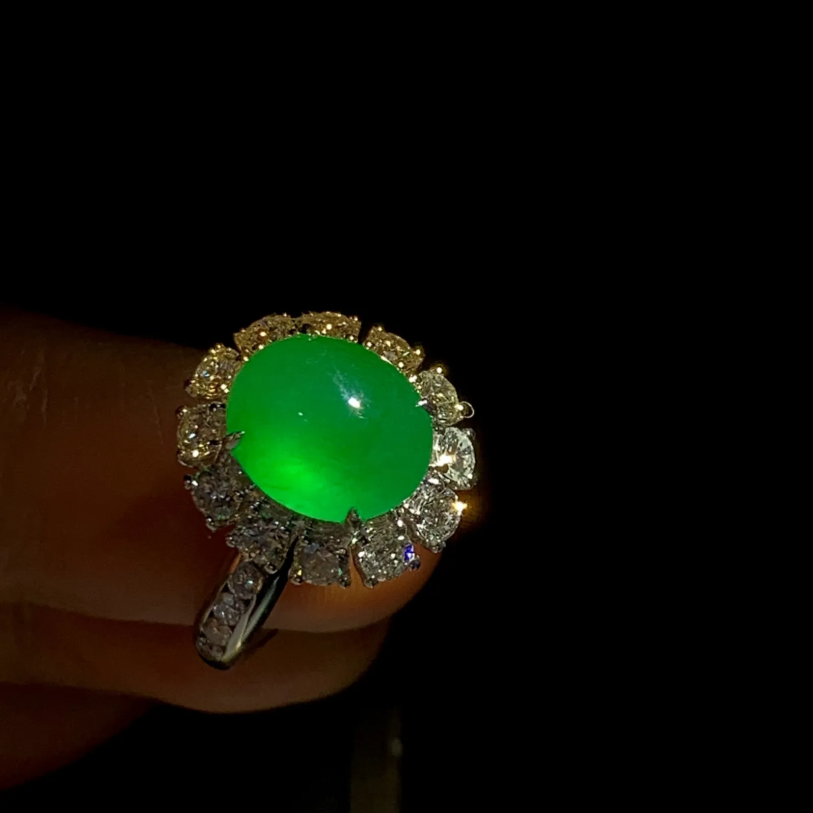 高品质绿戒指，裸石11-9.5-6mm，
台面整体16.2-14.5-13mm，
18K金，南非钻，14#，6.9g