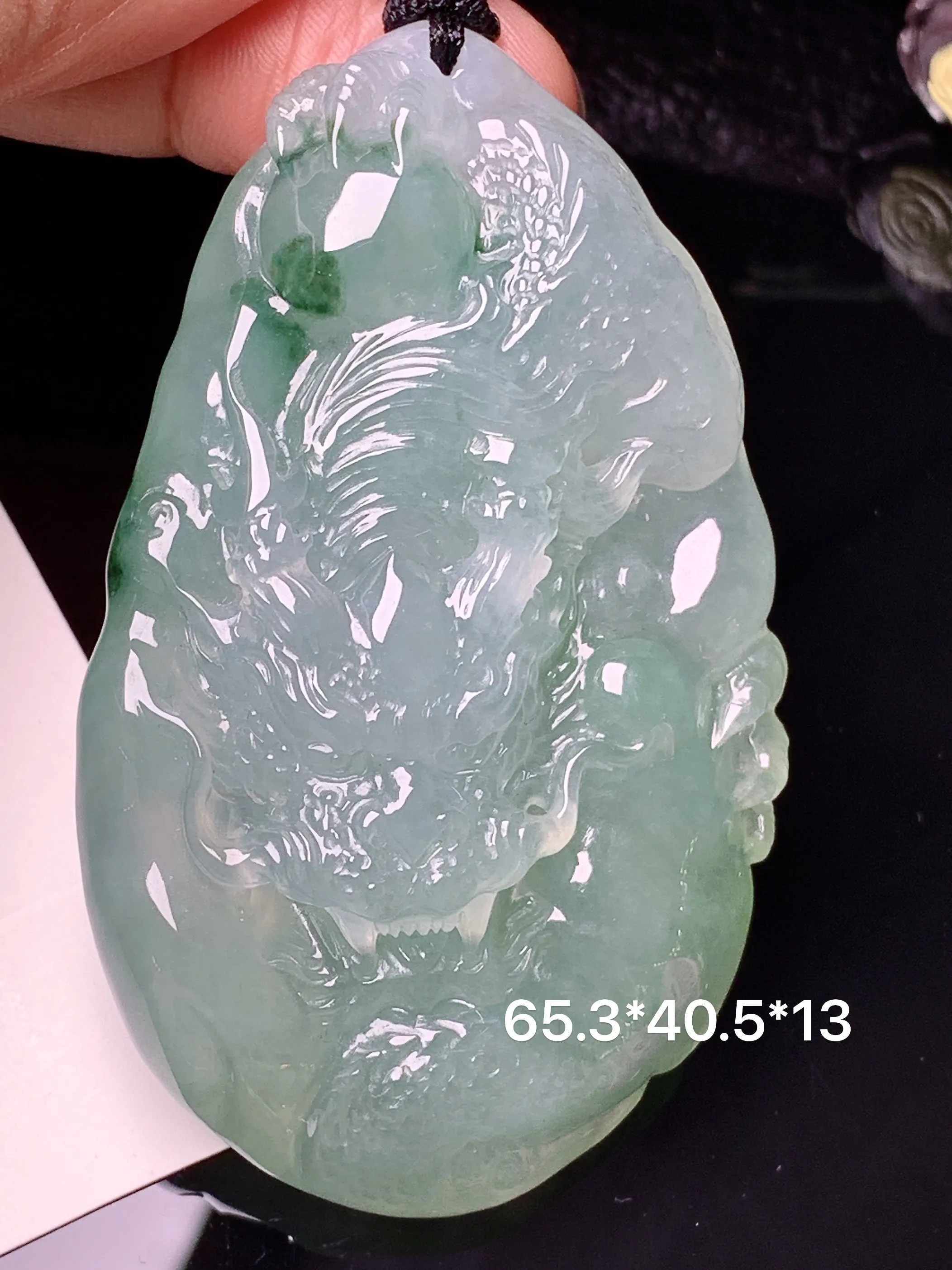 飘绿龙牌吊坠 玉质细腻 水润亮眼 色泽艳丽 整体尺寸65.3*40.5*13