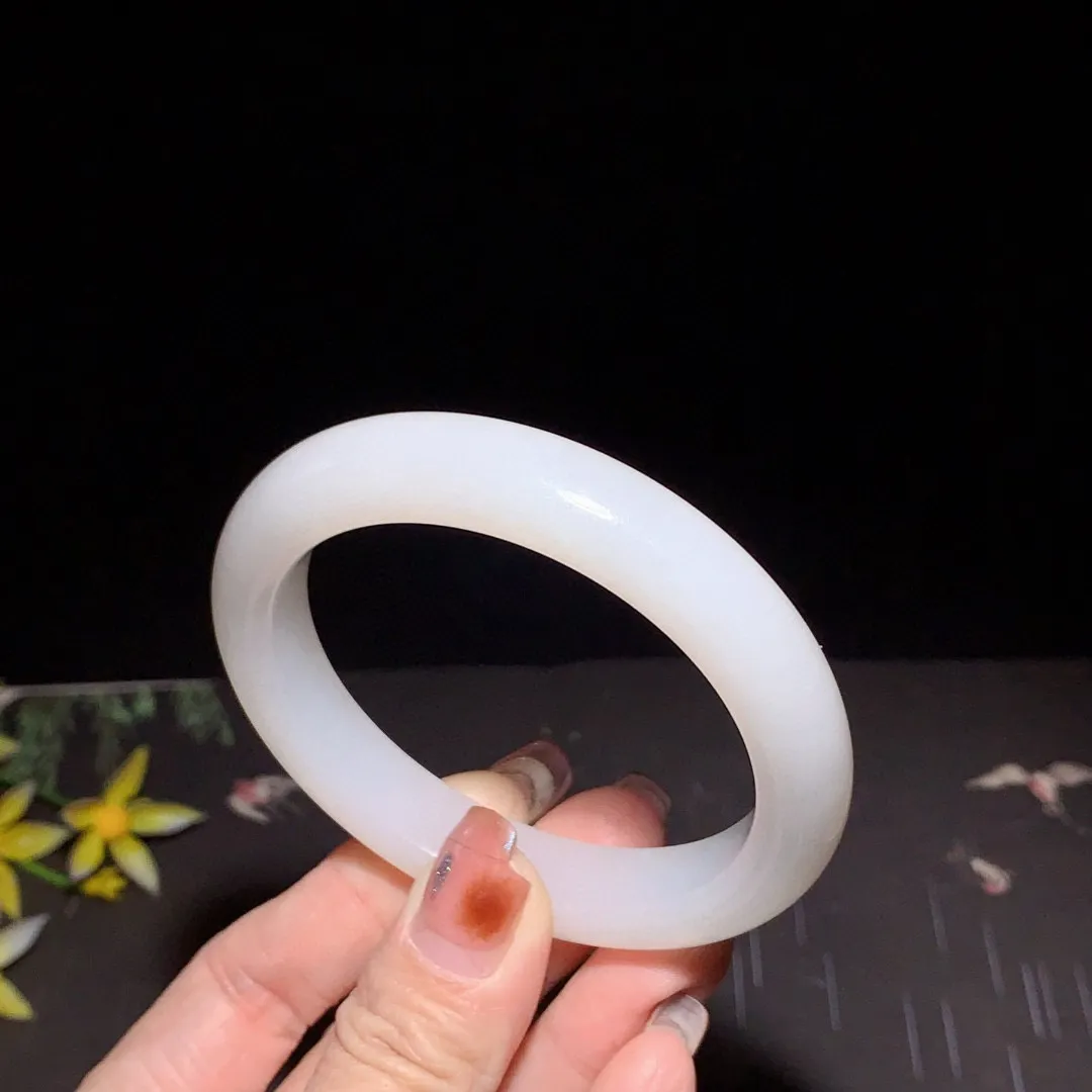 和田玉64圈口白玉手镯！玉质细腻油润 底色纯净 无裂无杂 脂粉好，品质好！