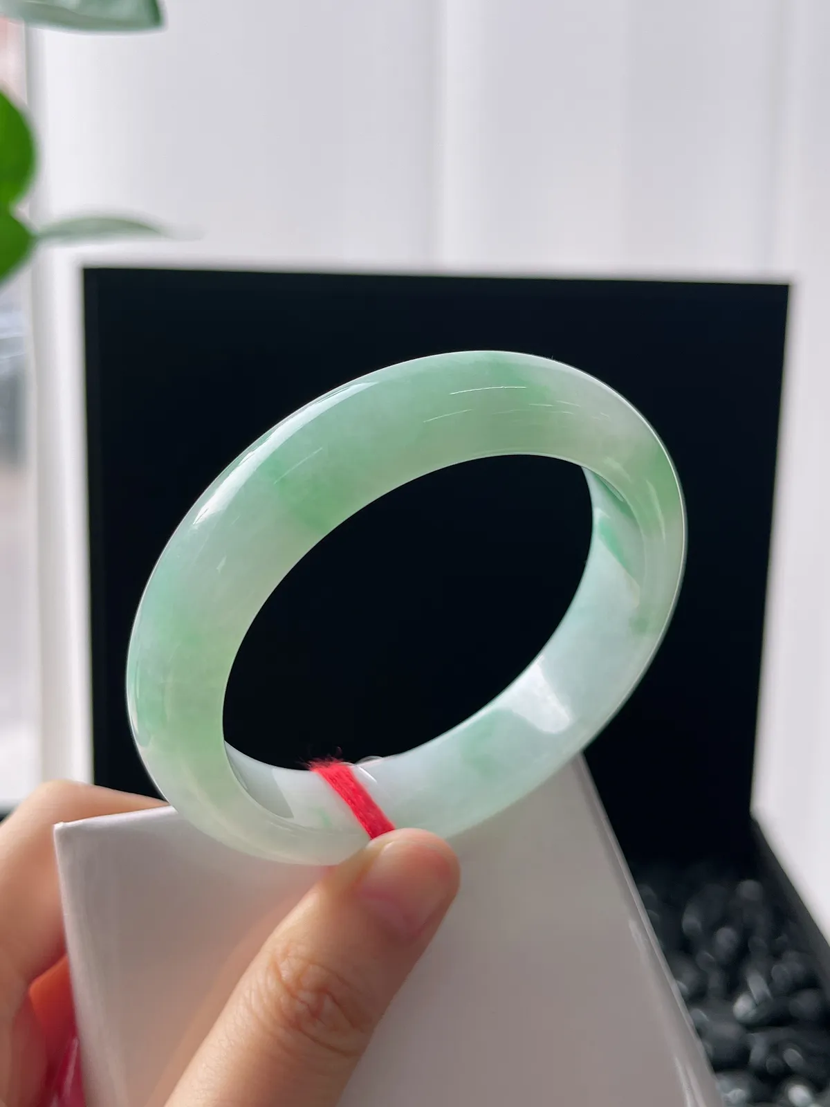 正圈55圈口，翡翠冰糯种淡绿色手镯