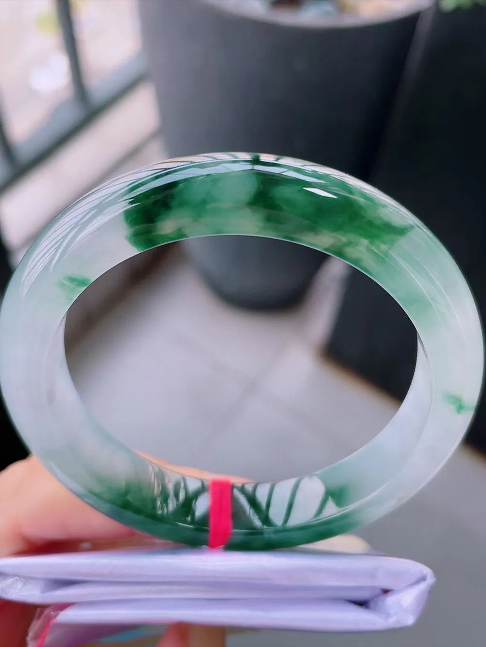 【翡翠名称】老种冰飘花58正圈口翡翠手镯
【翡翠尺寸】58-12.2-9.2mm适合57-59正圈口