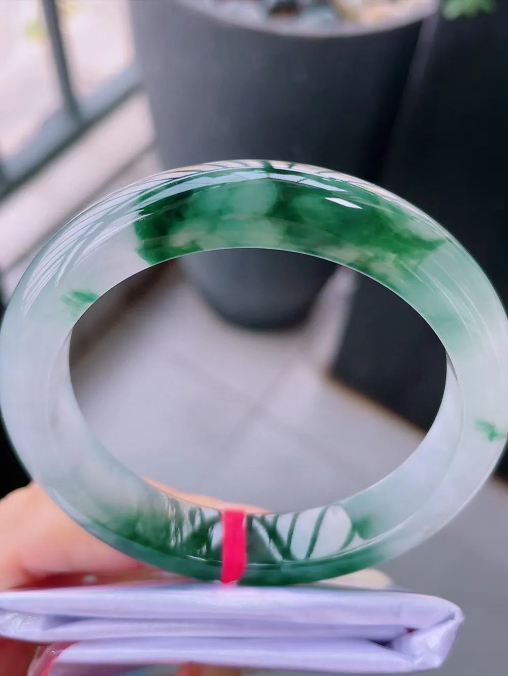 【翡翠名称】老种冰飘花58正圈口翡翠手镯
【翡翠尺寸】58-12.2-9.2mm适合57-59正圈口佩戴
【翡翠描述】缅甸天然翡翠A货，种老水足，玉质细腻，色泽靓丽，性价比高，佩戴效果好！