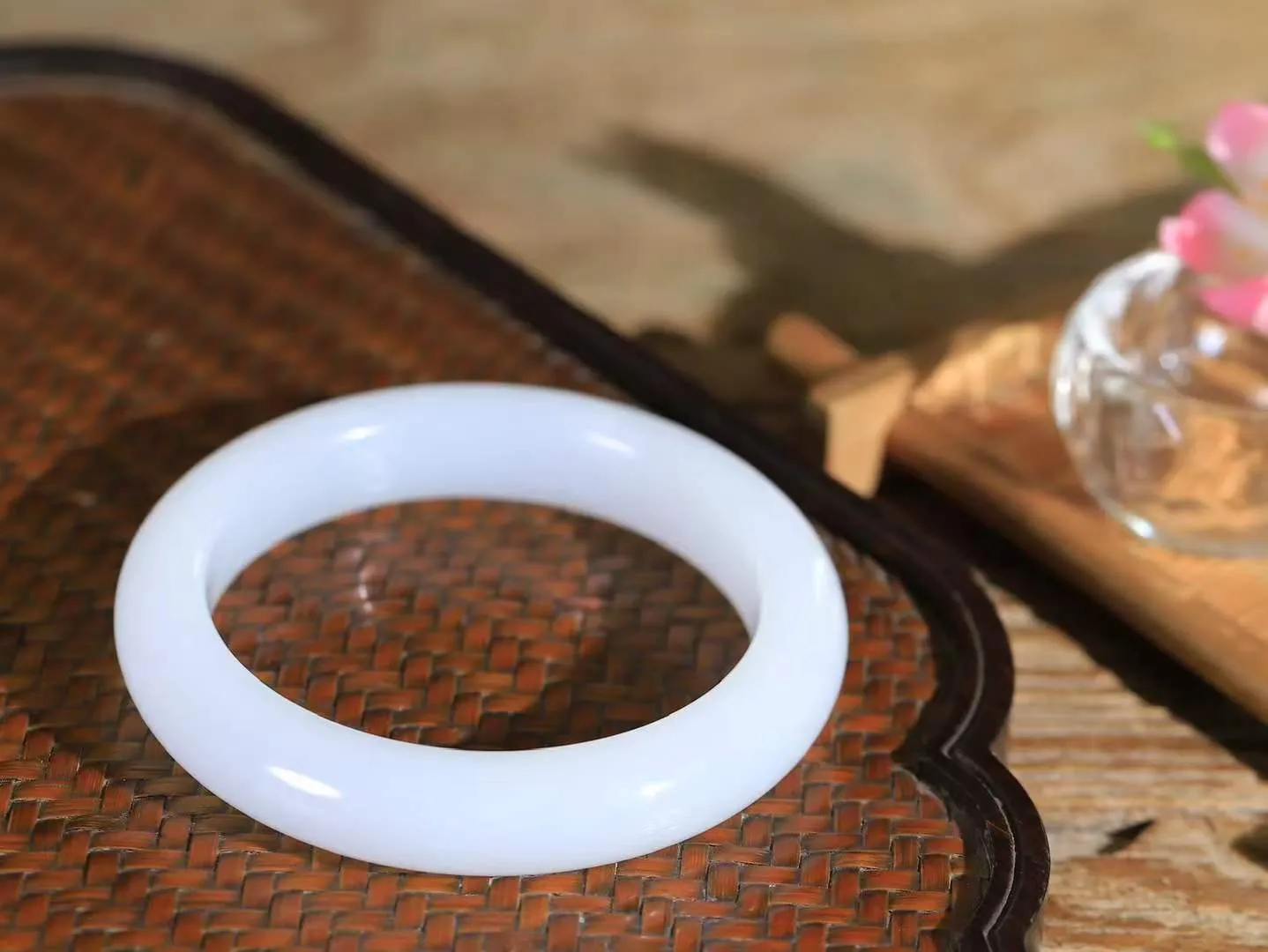 【婉约佳人.手镯】

精品和田玉白玉手镯 玉质温润细腻 油性十足 手感舒适，高华雅逸，线条流畅，简约