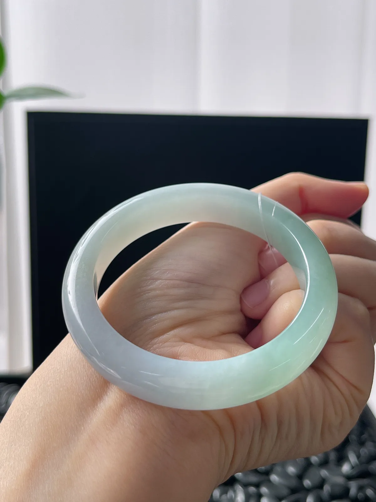 正圈53.5圈口，翡翠冰糯种浅绿色手镯