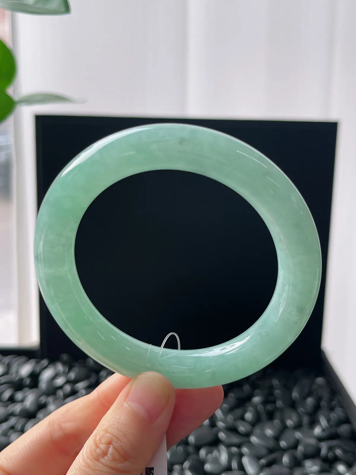 圆镯56圈口，翡翠糯化种淡绿色手镯