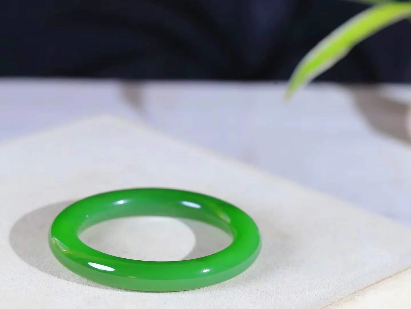 【温润如心.镯】

收藏级臻品️和田玉碧玉圆条手镯，精选上等碧玉料，色泽清透，质地细腻。佩戴它，感