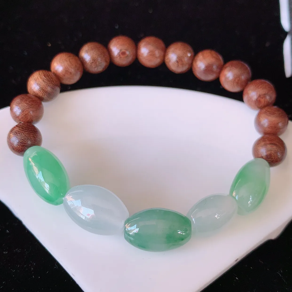 自然光实拍，冰种飘花翡翠手串，路路通手链，种老水足，冰清玉润  颜色漂亮  #001.1取一尺寸13.8*9.5*7.2mm