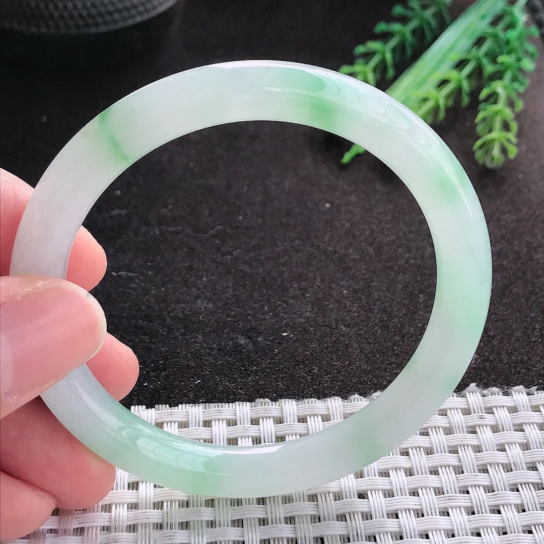 天然A货翡翠55/8老坑冰胶水灵飘绿圆条手镯玉镯