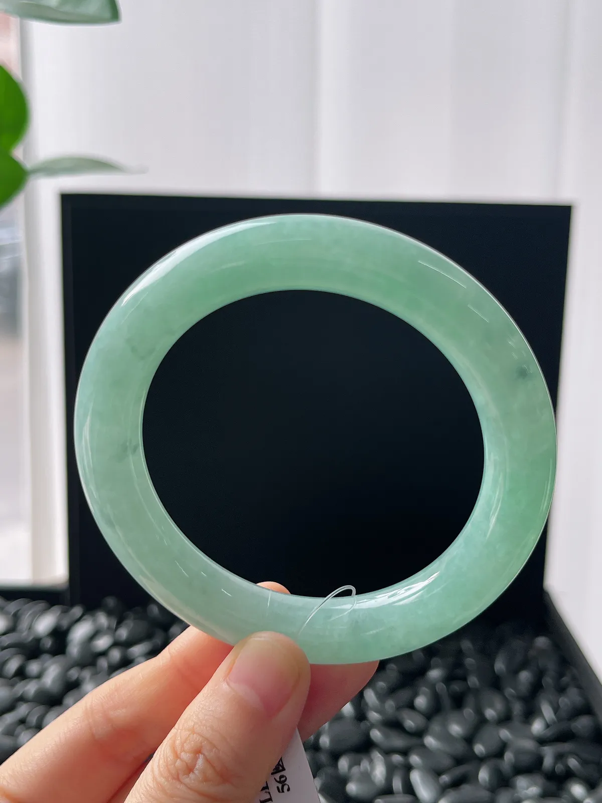 圆镯56圈口，翡翠糯化种淡绿色手镯