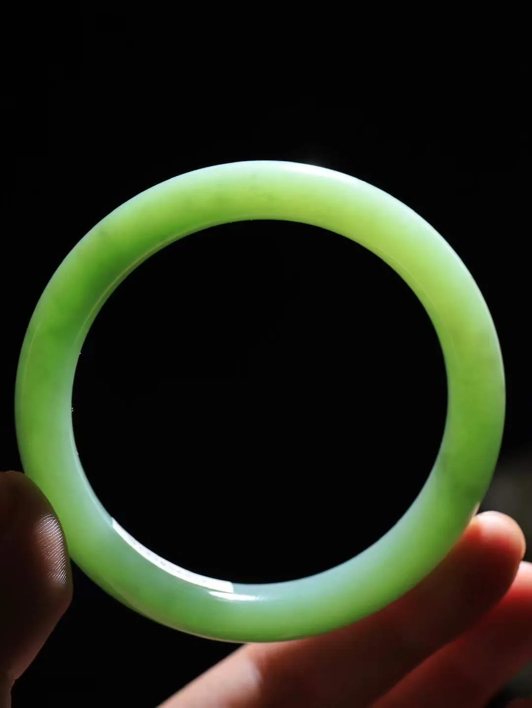 【碧色荡漾·手镯】

收藏级传家臻品和田玉碧玉猫眼手镯，玉质细腻温润，手感舒适，️线条流畅，简约大气，美自天成，佩戴于腕间，婉约之美，举手投足间透出那份低调奢华，醉人心扉。重56.8克  内径圈口58mm  尺寸13-8.7mm  FDA-66120633