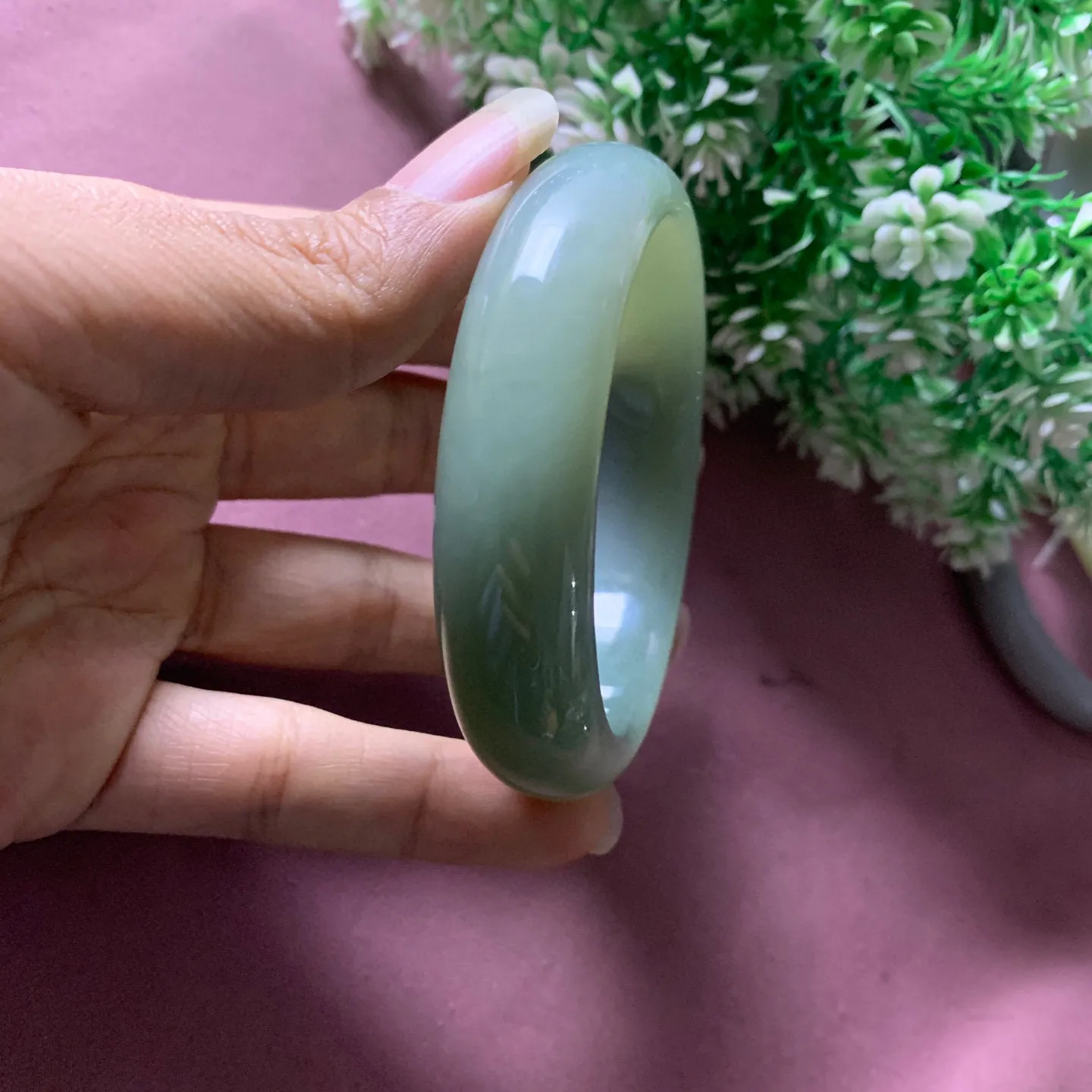 60圈口和田玉且末蓝手镯【挽间柔情】，镯型古朴典雅。在诗情画意的雨巷相遇，你是我腕间的一抹风情，有你眸有深情.清风荡漾湖间静水，我愿俯身低眉，在烟波涟漪处寻你