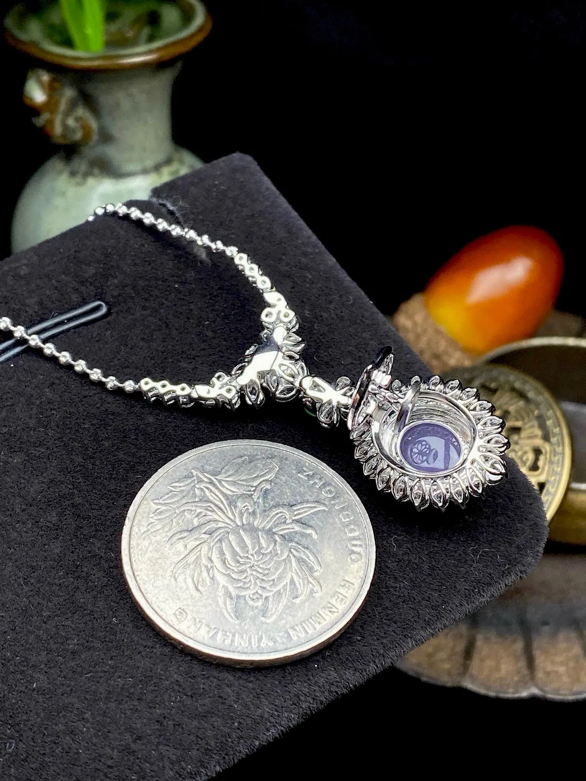 【冰种紫蛋面吊坠】质地细腻，饱满度很好，晶莹剔透，18k金钻镶嵌，裸石尺寸10.8*8.8*4.1毫米