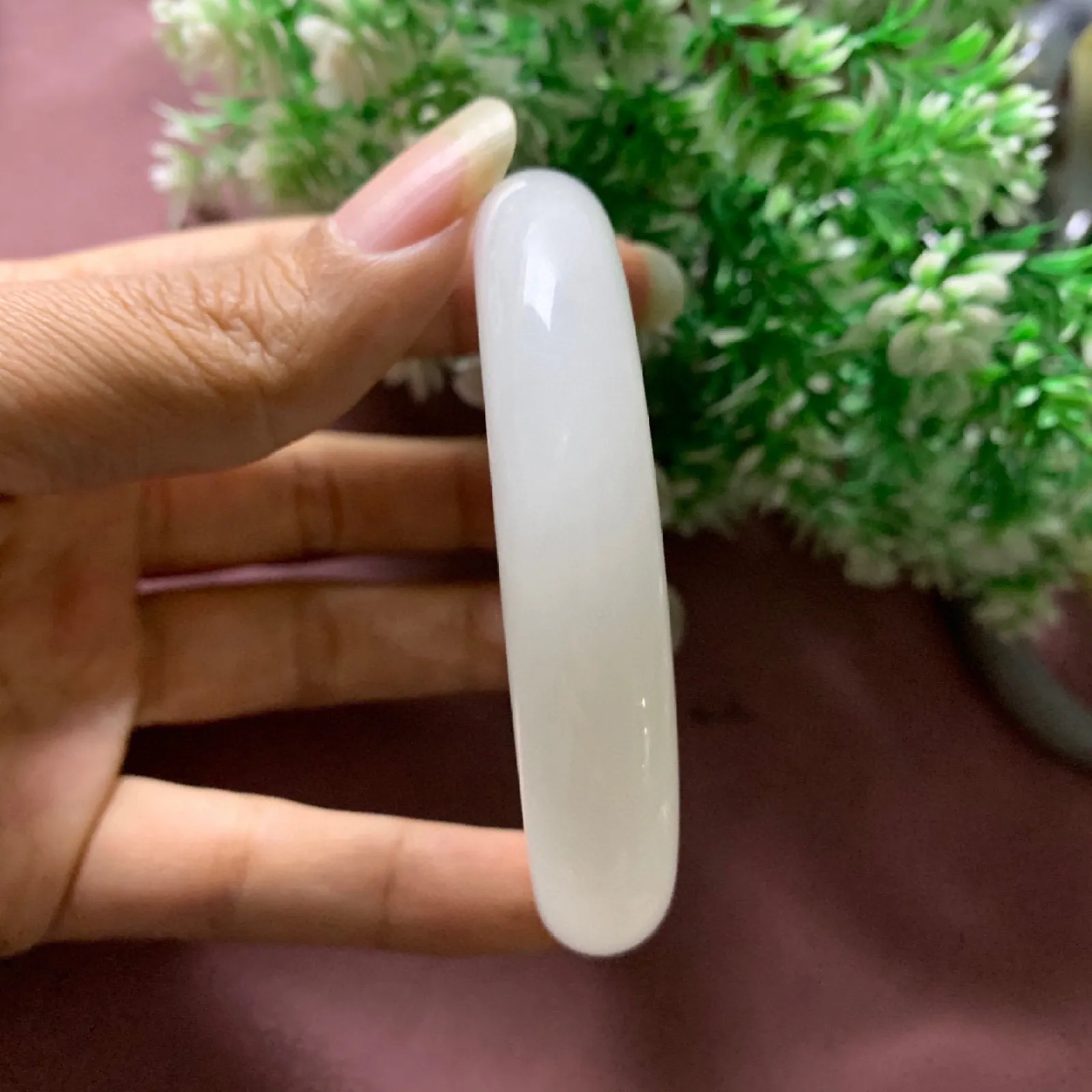 54圈口和田玉羊脂白玉手镯【挽间柔情】，和田玉54圈口羊脂白玉手镯，镯型古朴典雅。在诗情画意的雨巷相