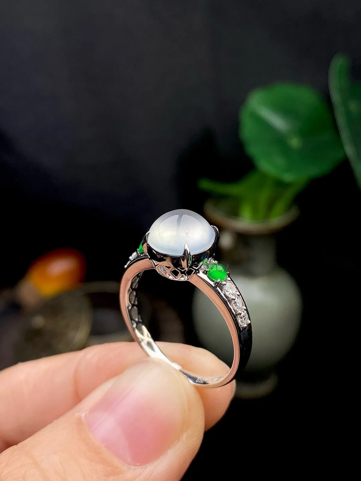 【冰种蛋面戒指】饱满度很好，无纹无裂，晶莹剔透，18k金钻镶嵌，裸石尺寸8.3*4.3毫米