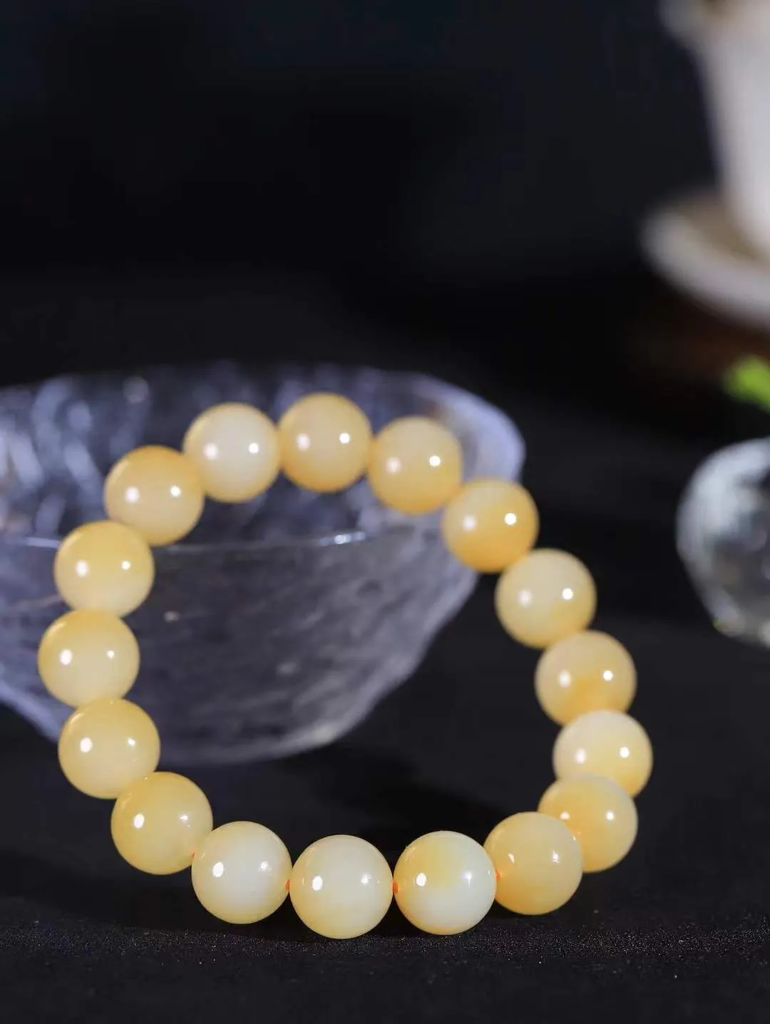 【珠圆玉润.手串】

精品和田玉糖白玉珠圆玉润手串 玉质温润细腻  整串打磨圆润，佩戴舒适。珠珠落玉盘，间关莺语花底滑，一生美好时光，无论身在何处，都有它相伴相守。事事顺遂，幸福美满，吉祥如意。重44.2克 尺寸取一11.8mm FDT-16125713