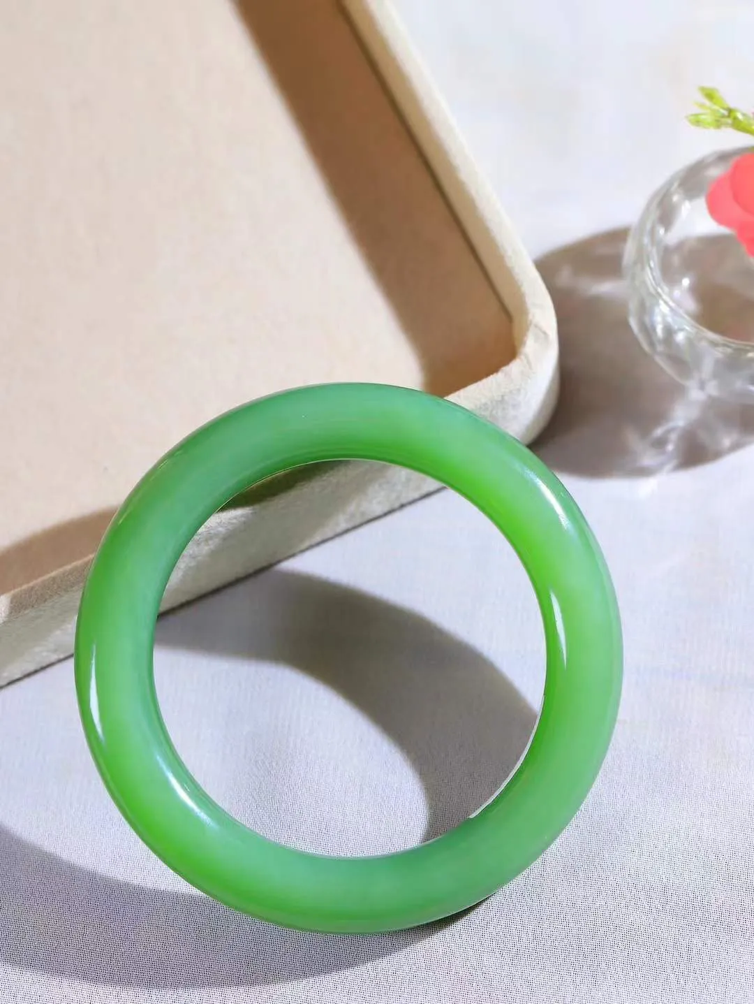 【温润如心.镯】

收藏级臻品️和田玉碧玉圆条手镯，精选上等碧玉料，色泽清透，质地细腻。佩戴它，感受千年玉文化的温润与优雅，愿它为您带来平安与幸福。重55.2克  尺寸54-10.5-10.9mm  10120611A