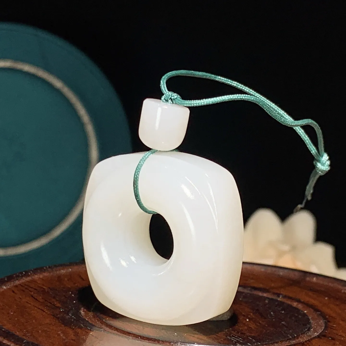 和田玉白玉羊脂白四方平安扣玉棕挂件。尺寸31/31/14重26.7克。玉质细腻油润。手推出油。佩戴高