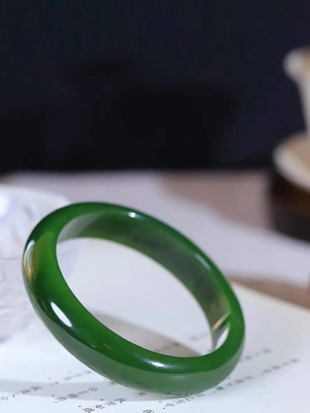 【碧波流转·手镯】

收藏级臻品️和田玉碧玉手镯，玉质细腻温润，手感舒适，️线条流畅，简约大气，美自天成，佩戴于腕间，婉约之美，举手投足间透出那份低调奢华，醉人心扉。
重57.2克 内径圈口60mm尺寸14.3-7.9mm  FDA-13120608