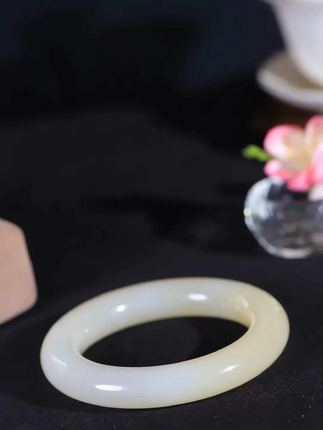 【一见钟情·手镯】

精品和田玉糖白玉圆条手镯。镯型饱满，温润细腻，脂润沁香。️执一卷书，沏