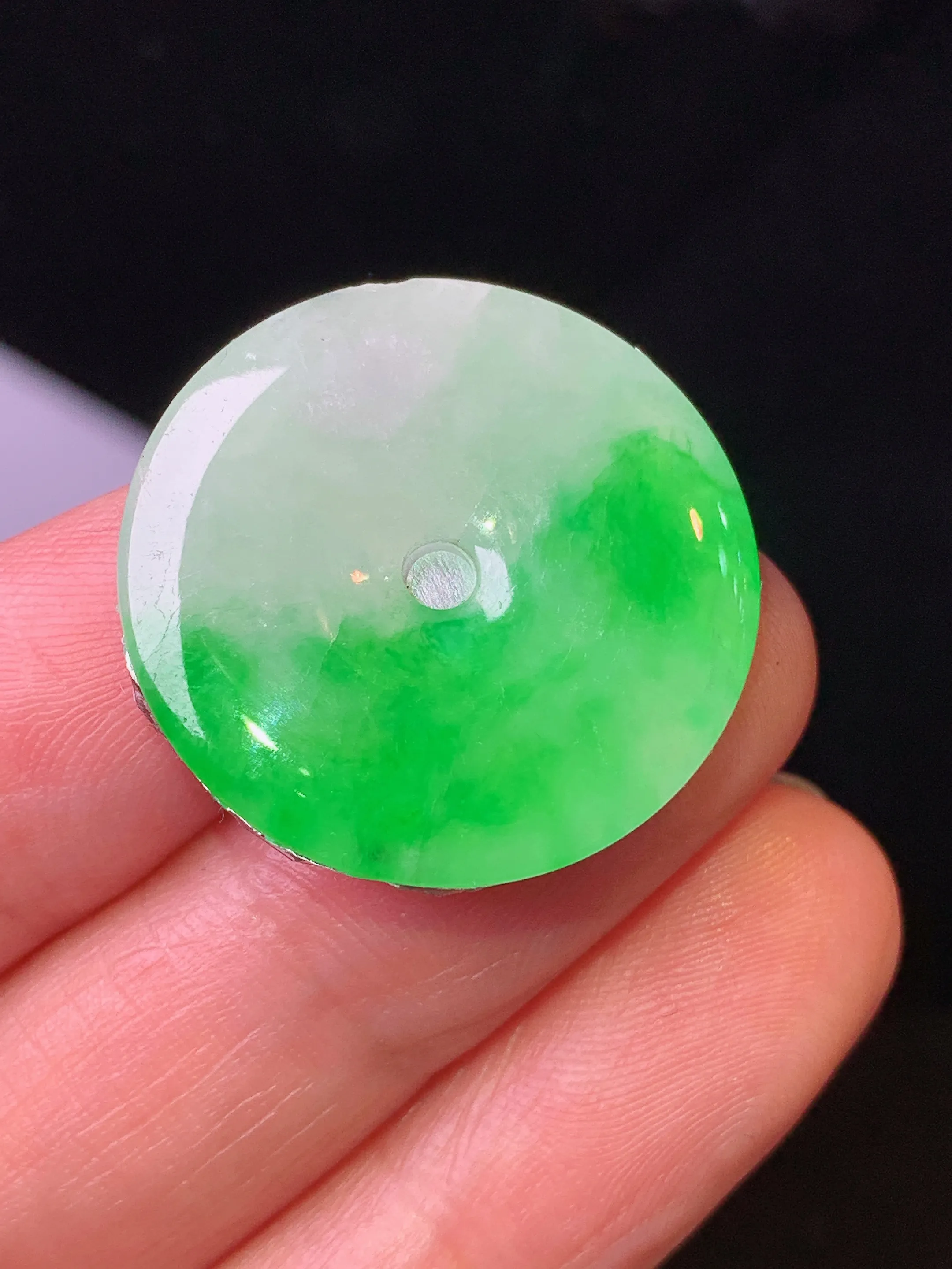 飘绿平安扣吊坠 玉质细腻 水润亮眼 色泽艳丽 整体尺寸24.2*2.5