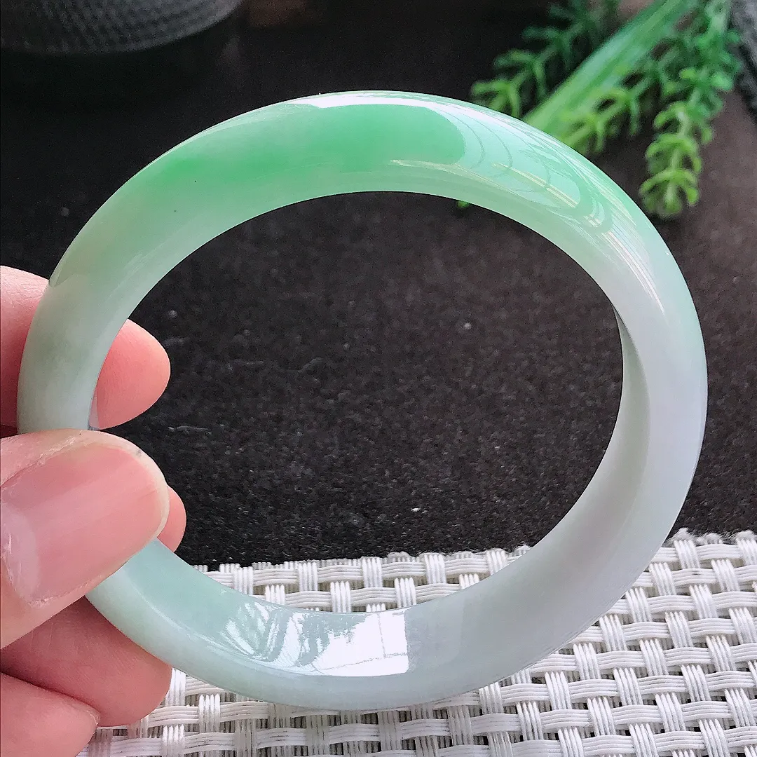 天然A货翡翠58/13.7/7.8老坑冰润飘绿手镯宽边玉镯