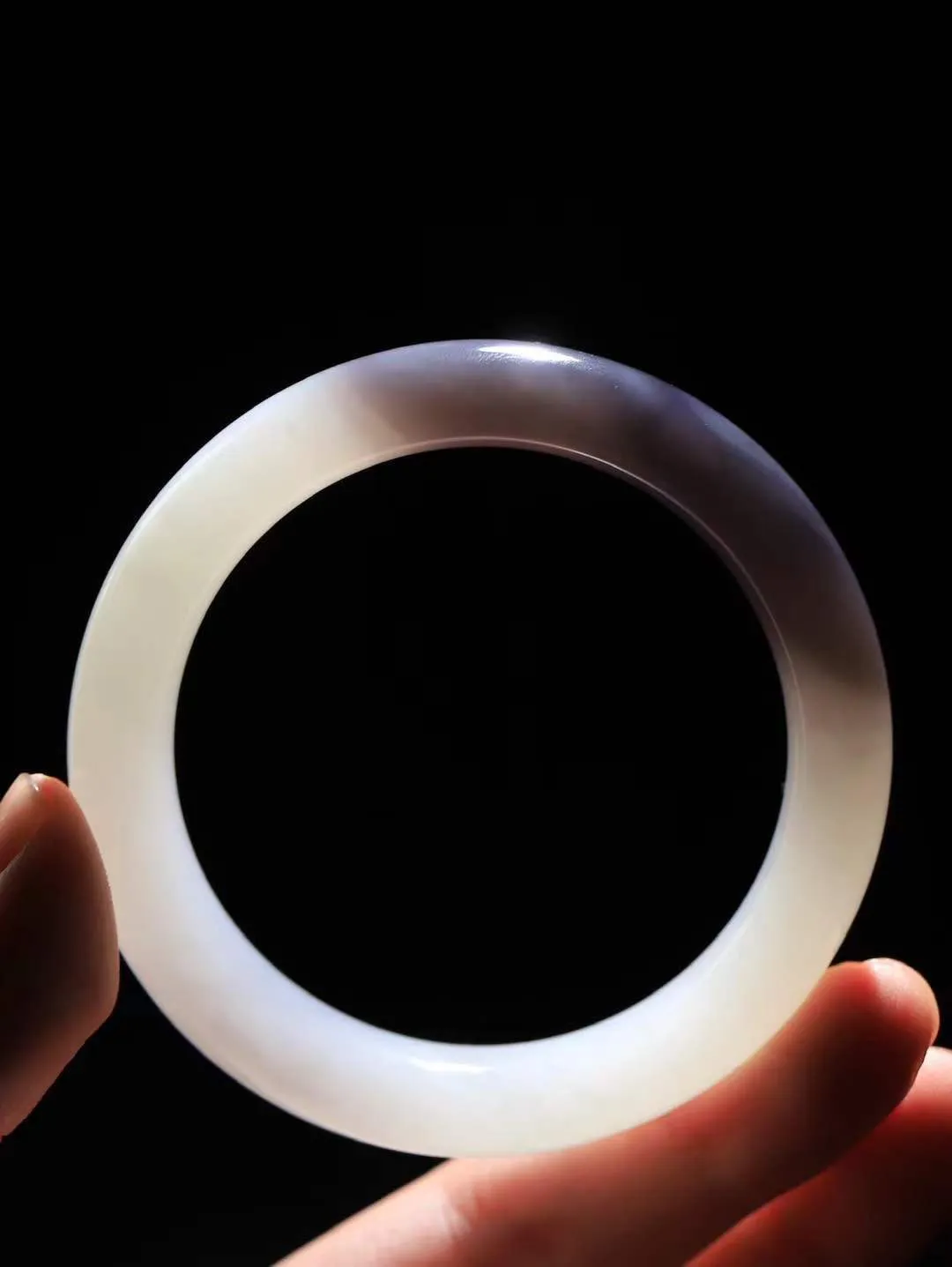 【婉约佳人.手镯】

收藏级和田玉烟紫白双色手镯 玉质温润细腻 油性十足 手感舒适，高华雅逸，线条流畅，简约大气，美自天成，素雅高贵。佩戴于腕间，婉约之美，举手投足间透出那份低调奢华。重61.4克 内径54mm尺寸13.3-9.3mm   FDT-58123731