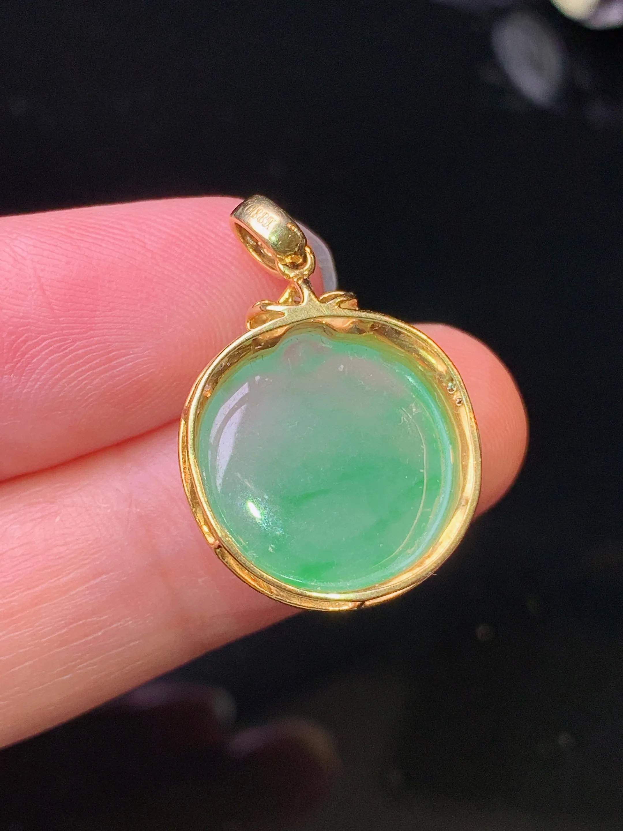 18k金钻镶嵌翠绿苹果吊坠 玉质细腻 水润亮眼 色泽艳丽 整体尺寸24.6*16.6*7