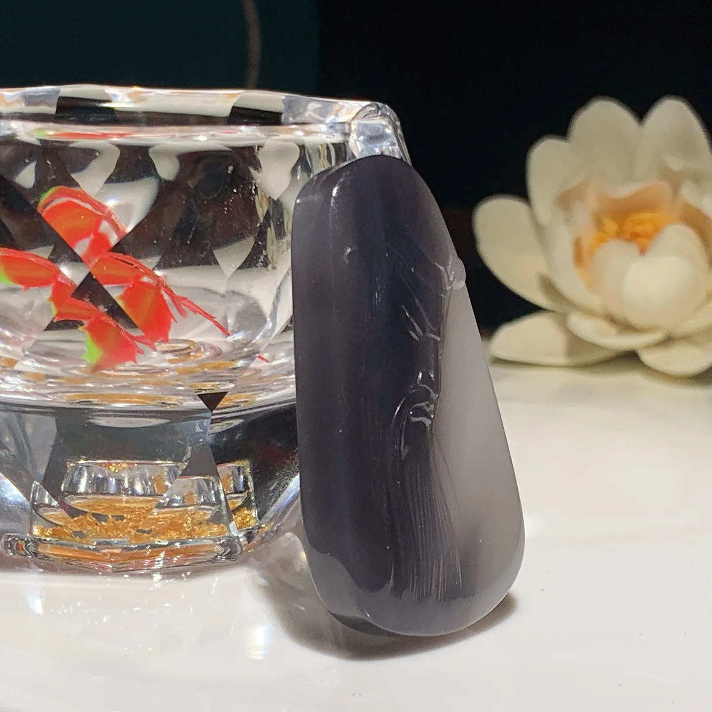 和田玉白加紫罗兰武财神关公牌子挂件。尺寸48/28/8重20.3克。玉质细腻油润。手推出油。佩戴高端典雅。lt251206