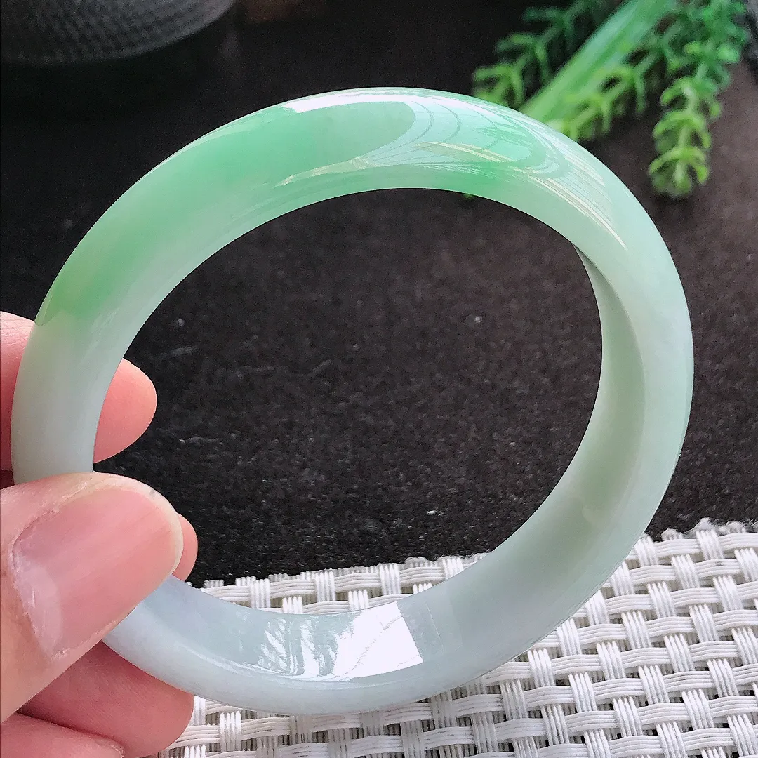 天然A货翡翠58/13.7/7.8老坑冰润飘绿手镯宽边玉镯