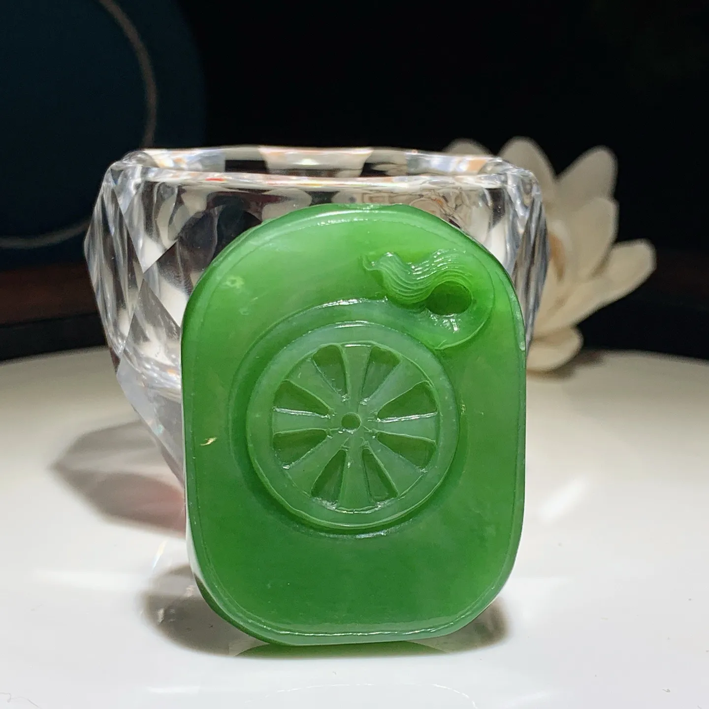 和田玉阳绿猫眼俄罗斯碧玉不动明王头挂件。尺寸49:38/16重59克。玉质细腻油润。手推出油。佩戴高端典雅。lt251206