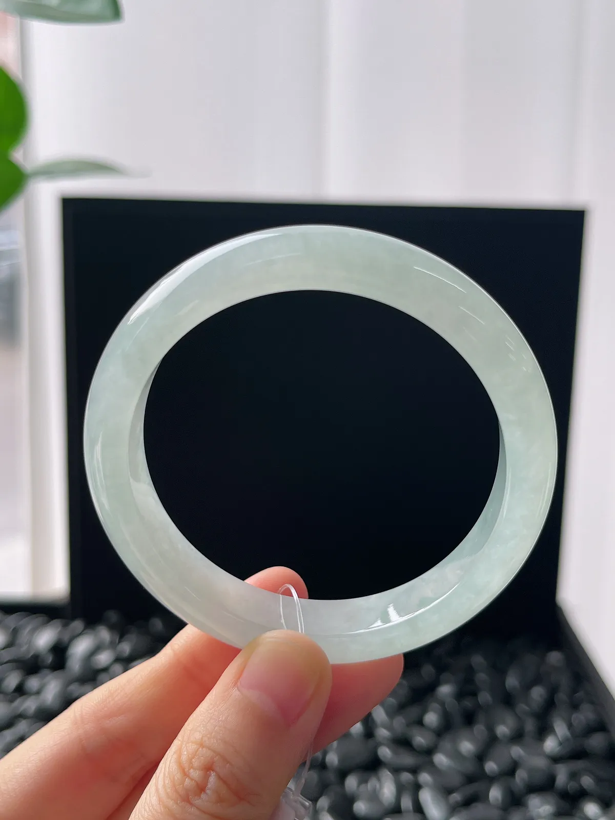 正圈53.5圈口，翡翠冰糯种淡绿色手镯