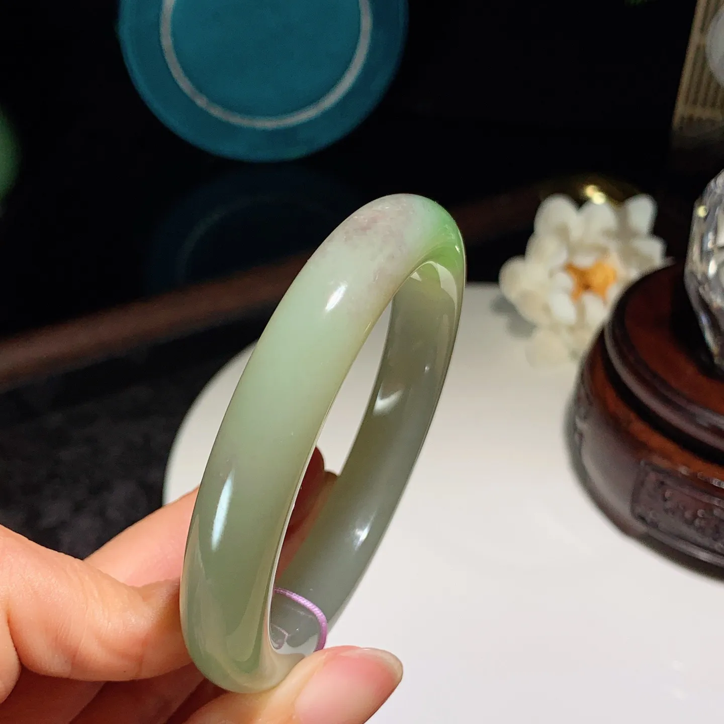 56圈口 和田玉青海翠翠青手镯。圈口56条宽12厚9重53克。玉质细腻油润。手推出油。佩戴高端典雅。lt251207