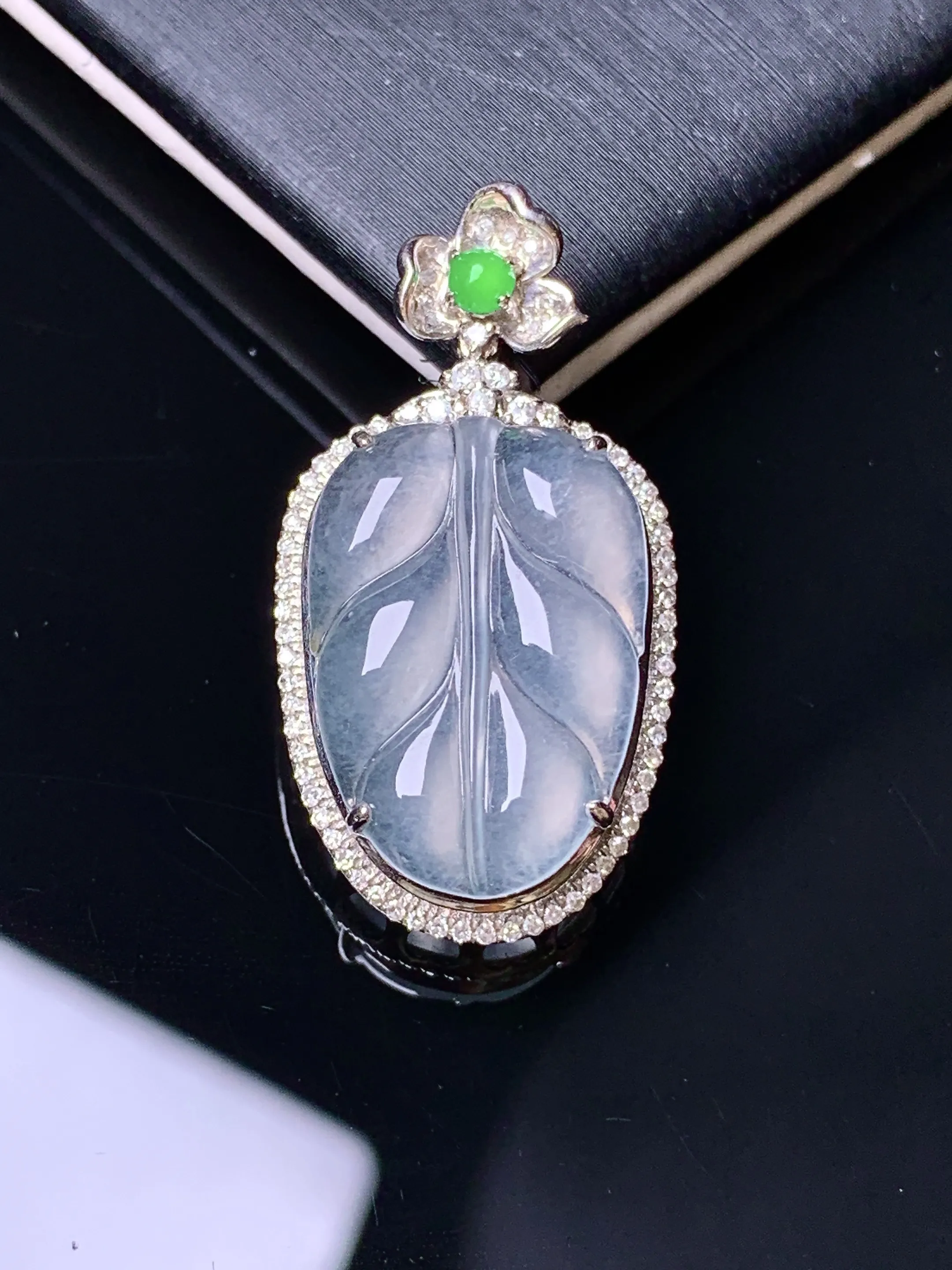 18k金钻镶嵌冰种树叶吊坠 玉质细腻 水润亮眼 色泽艳丽 整体尺寸29.6*15.7*6.8