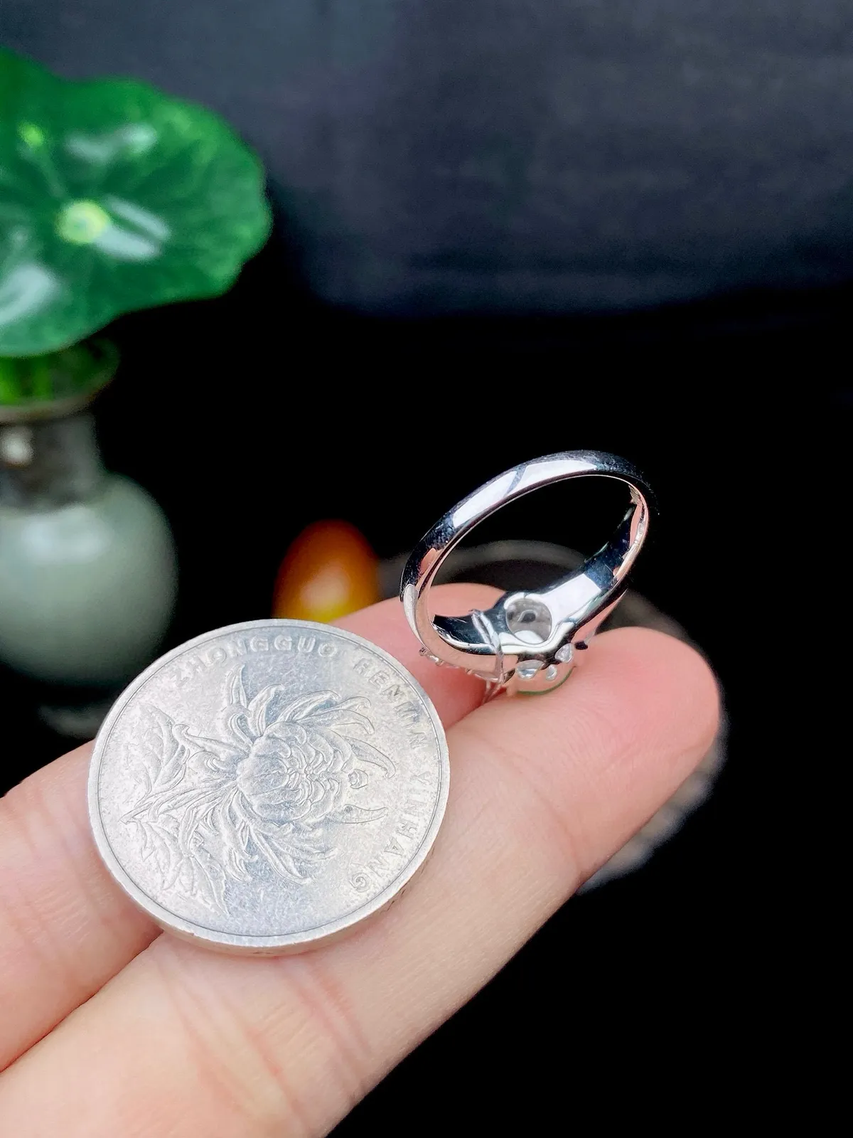 【冰种满绿蛋面戒指】种水色俱全，冰透闪亮，通透感饱满度很好，18k金钻镶嵌，裸石尺寸8.2*7.4*3.6毫米，圈口可改