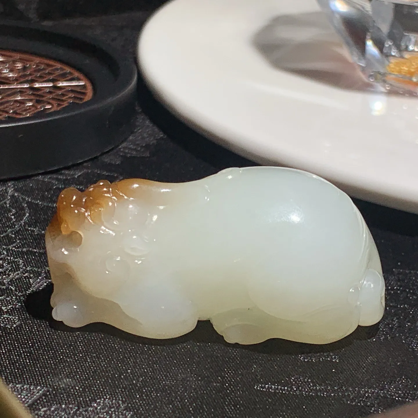 新疆且末糖招财进宝貔貅挂件。尺寸50/29/22重51克。玉质细腻油润。手推出油。佩戴高端典雅。lt251206