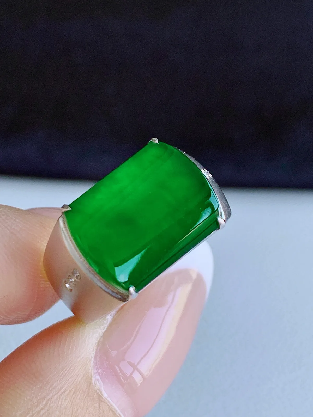 满绿马鞍戒指
尺寸：13.7-10.6-2.4