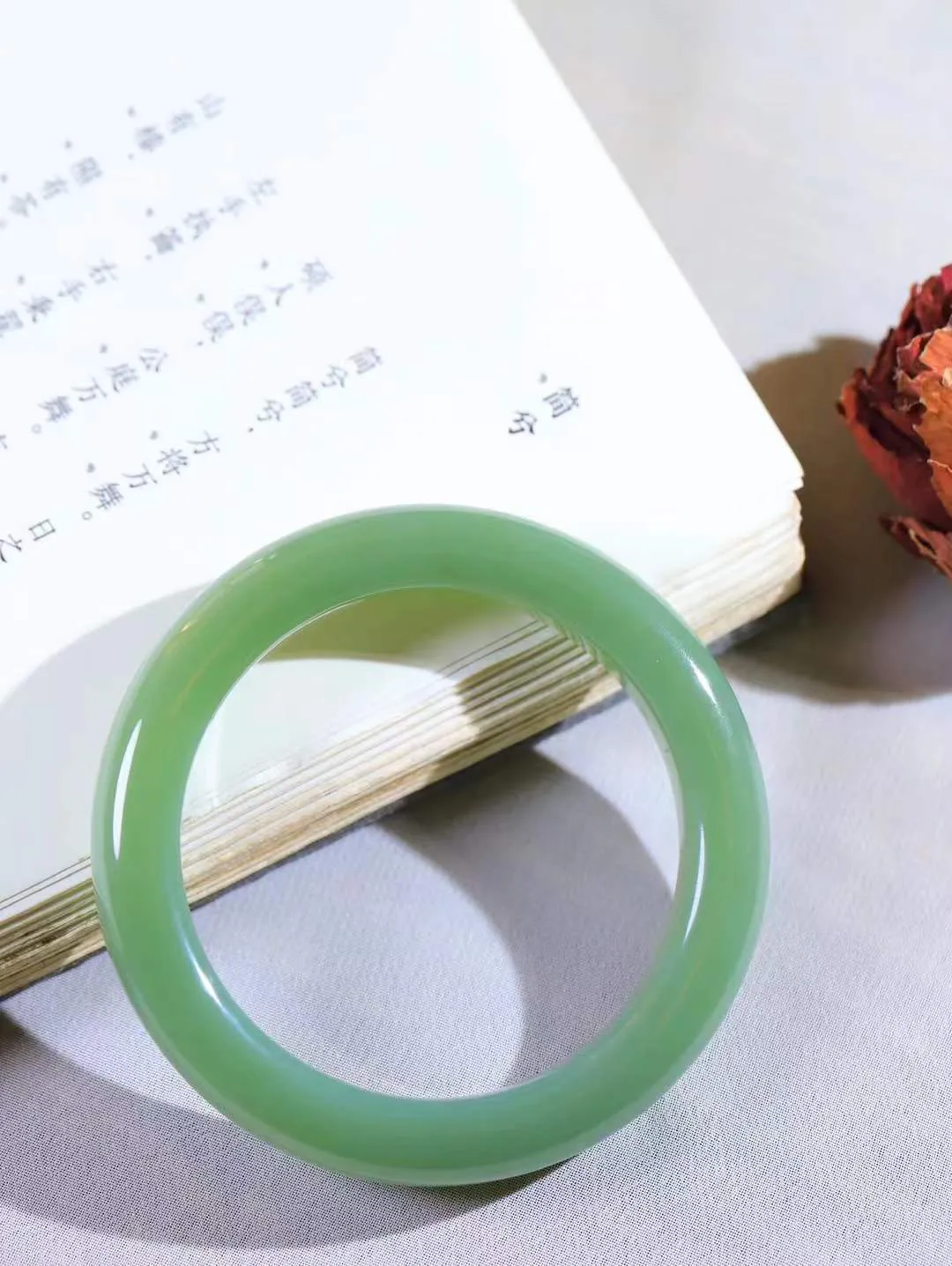 【悠悠芳华.镯】

收藏传家级臻品和田玉碧玉微猫眼手镯 玉质温润 青葱岁月，尽收腕中，婉转流畅，凝岁月悠长。盈一眸恬淡，挽一抹绿意。重60.8克 内径56mm尺寸11.9-9.7mm   86120655A