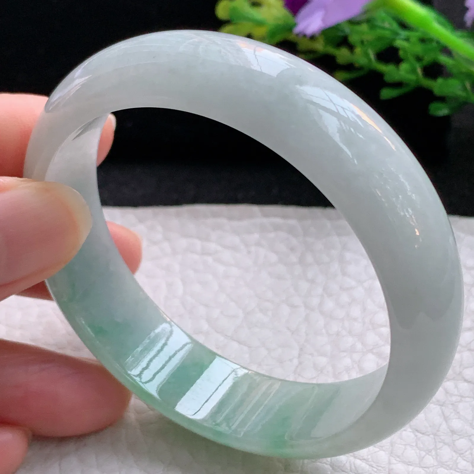 js自然光55*15.8*6.6轮胎镯 翡翠a货玉手镯清新雅韵宽边玉手环