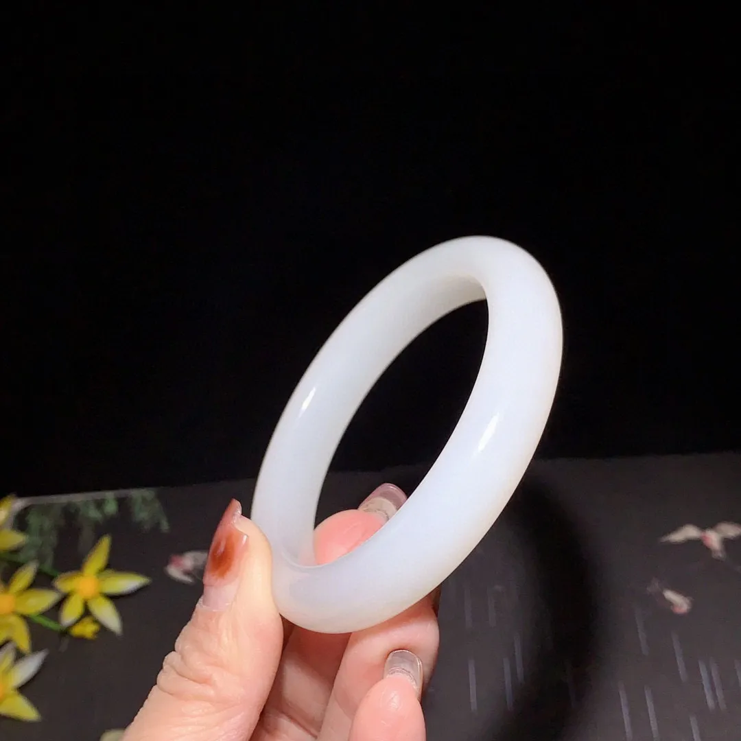 和田玉64圈口白玉手镯！玉质细腻油润 底色纯净 无裂无杂 脂粉好，品质好！