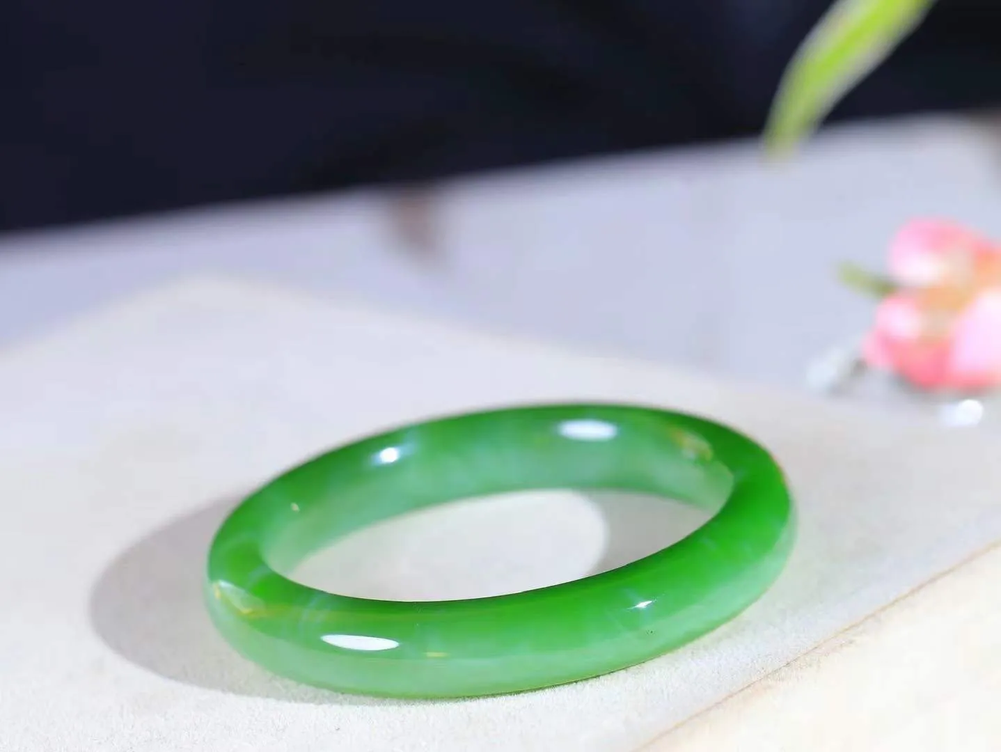 【碧色荡漾·手镯】

典藏级臻品和田玉碧玉猫眼手镯，玉质细腻温润，手感舒适，️线条流畅，简约